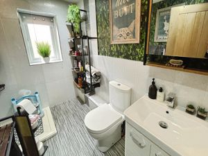 Shower room- click for photo gallery